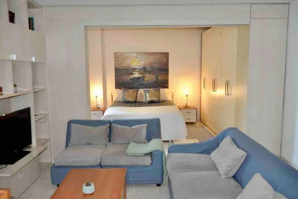 Chic City Retreat - Stylish Apartment In Bllok, Tirana